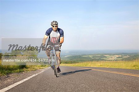 Homme cyclisme sur route ouverte