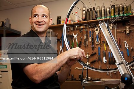 Jante velo de fixation dans l'atelier de l'homme