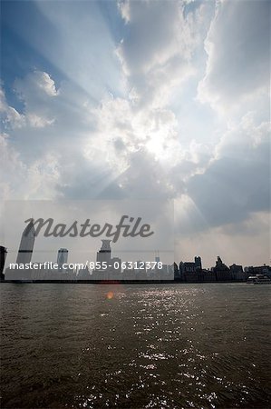 Surplombant le Bund de Riverside Avenue, Pudong, Shanghai, Chine