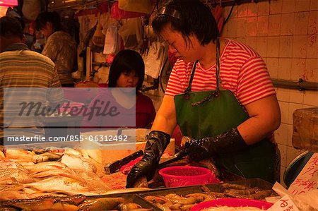 Vendeur de poisson au marché rouge, Macao
