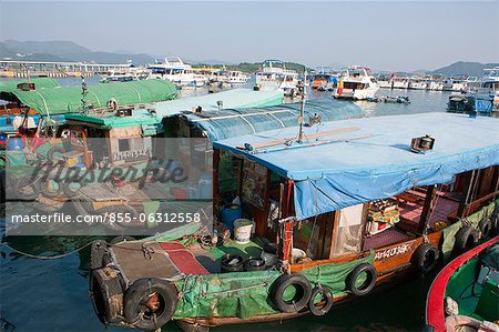 Bateaux de pêche d'ancrage de la jetée, Sai Kung, Hong Kong