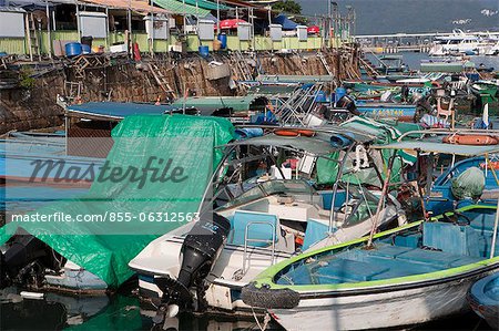 Fischerboote ankern durch das alte Dorf, Sai Kung, Hong Kong