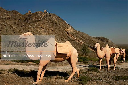 Statue von Kamel Karawane bei überhängenden Great Wall, Jiayuguan, Silkroad, China