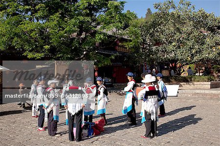 Artistes de la danse au village de Shuhe, ancienne ville de Lijiang, Province du Yunnan, Chine