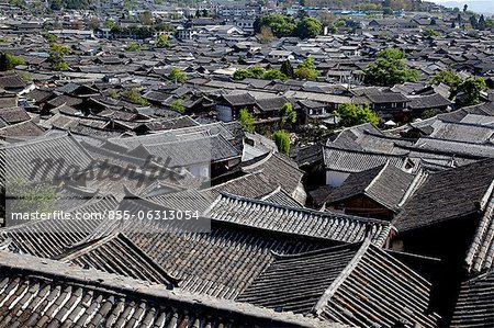 Toits résidentiels dans la ville ancienne de Lijiang, Province du Yunnan, Chine