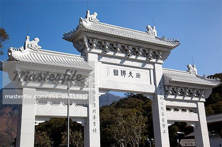 Gateway an der Zufahrt zur Po Lin Monastery, Lantau Island, Hong Kong