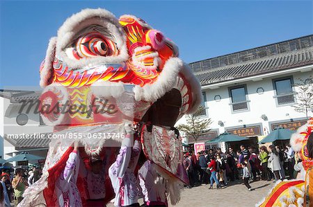 Danse du lion célébrant le nouvel an chinois à Ngong Ping 360 village, île de Lantau, Hong Kong