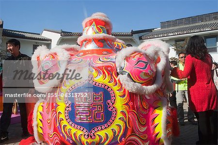 Löwentanz feiert das chinesische Neujahr Ngong Ping 360 Dorf, Lantau Island, Hong Kong