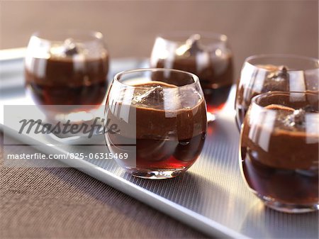 Chocolat, châtaigne de griotte aigre et la crème en verrine cerise