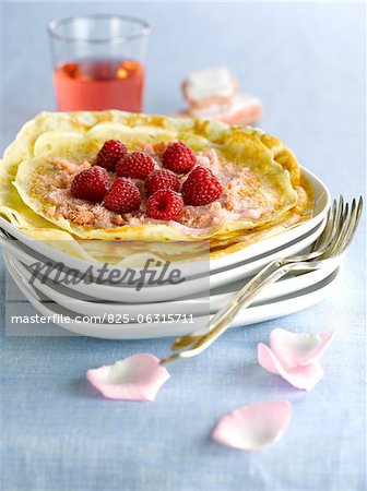 Pfannkuchen mit Himbeeren und Rosenblüten