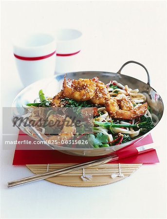 Crevettes, les brocolis et les pousses de soja cuit dans un wok avec graines de sésame