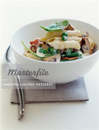 Penne aux petits pois, champignons, jambon cru et sauce à la crème