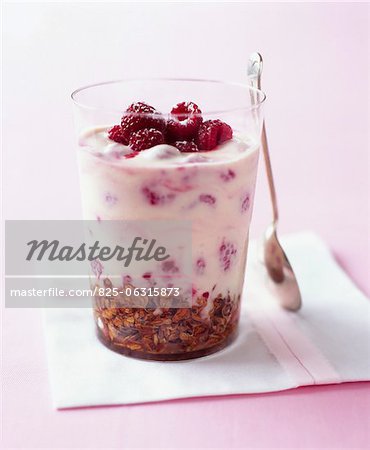 Fromage blanc with oatmeal and raspberries
