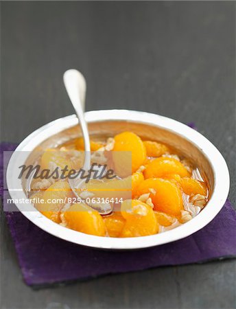 Clementine und Walnuss-Obstsalat