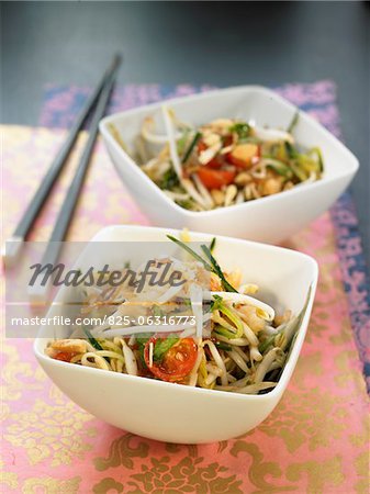 Beansprout, tomates cerises, oignons frits et salade aux arachides