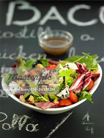 Fromage bleu, tomates cerises et salade de noix mélangée