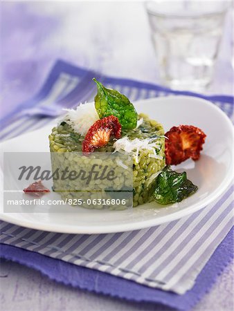 Spinach risotto with sun-dried tomatoes and manchego