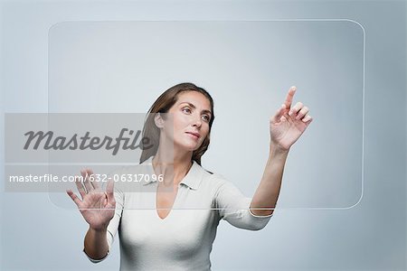 Femme avec écran large tactile transparent