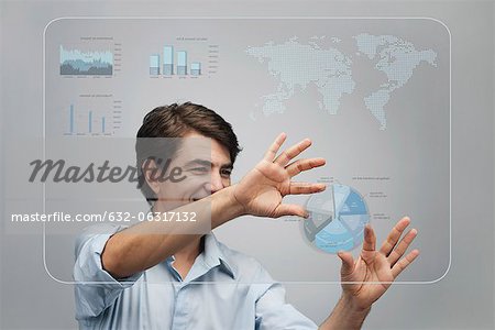 Homme d'affaires à l'aide de la technologie d'écran tactile avancé pour afficher des données sur les ventes