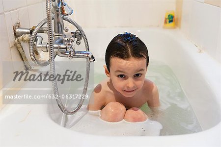 Garçon en prenant un bain