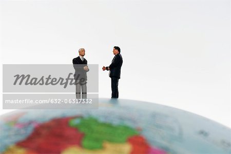 Figurines homme debout sur le globe