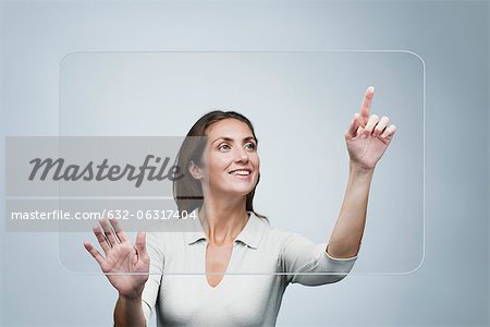 Frau mit großen transparenten Touch-screen