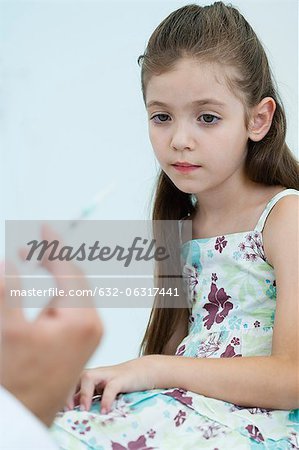 Petite fille attendent avec impatience la vaccination