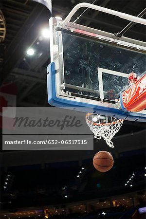 Basket-ball tomber à travers des cerceaux