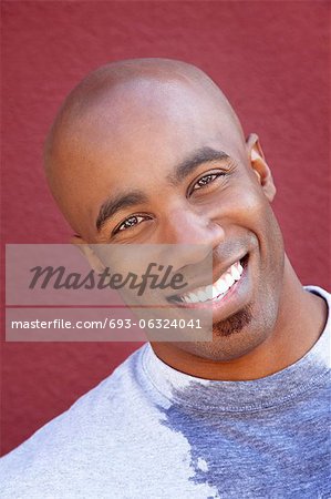 Portrait en gros plan d'un homme afro-américain sur fond coloré