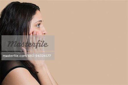 Seitenansicht einer jungen Frau mit Besprengung Lippen über farbigen Hintergrund