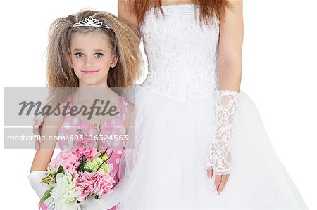 Porträt der schönen Brautjungfer hält Blume Blumenstrauß stand neben Braut
