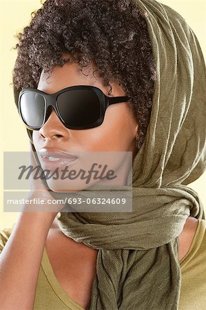 Femme afro-américaine, lunettes de soleil avec a volé au-dessus de sa tête