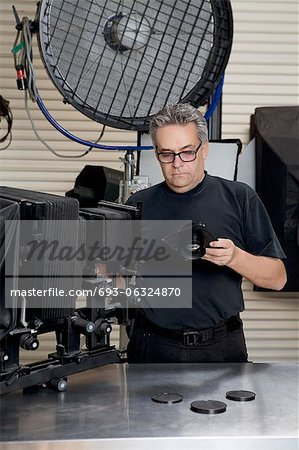 Vue de face d'un technicien dans le studio du photographe