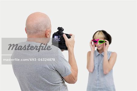 Photographe senior en prenant une photo du mannequin au cours de la séance photo