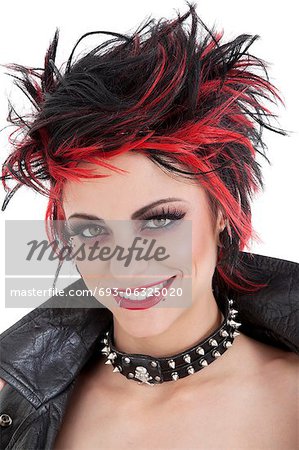 Portrait d'une belle jeune femme punk avec les cheveux hérissés