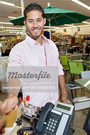 Portrait d'un jeune homme heureux, paiement par carte de crédit