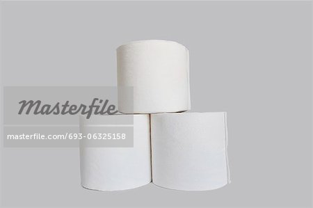 Piles de rouleaux de papier hygiénique sur fond blanc