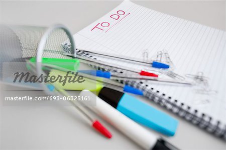 Vue rapprochée du cahier à spirale avec fournitures bureau et liste des tâches Vue rapprochée du cahier à spirale avec fournitures bureau et liste des tâches
