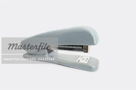Vue rapprochée d'une agrafeuse de bureau sur fond blanc Vue rapprochée d'une agrafeuse de bureau sur fond blanc