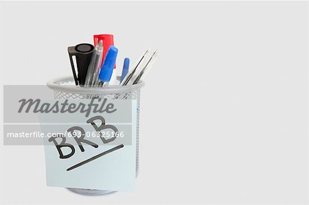 Gros plan du pense-bête avec message sur un porte-stylo sur fond blanc Gros plan du pense-bête avec message sur un porte-stylo sur fond blanc