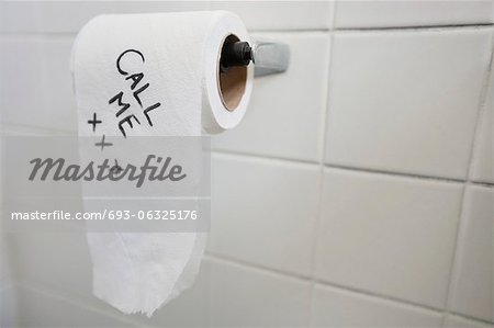 Nahaufnahme von WC-Papier mit Text im Badezimmer