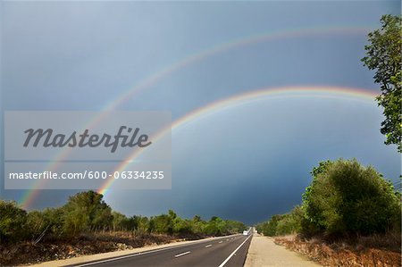 Doppelter Regenbogen über Road, Mallorca, Spanien