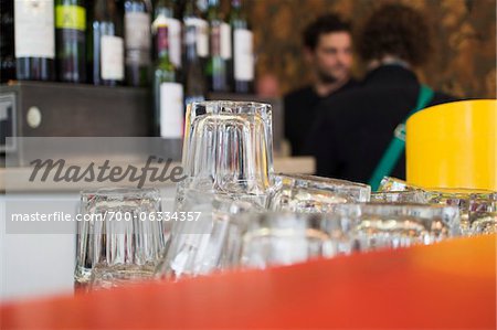 Trinkgläser bei Bar
