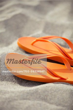 Orange Flip Flops sur Sandy Beach