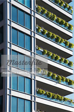 Neue Eigentumswohnungen mit Einhängekörbe Blumen auf dem Balkon