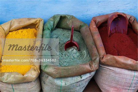 Pigments et épices en vente à la Kasbah, Chefchaouen, Province de Chefchaouen région Tanger-Tétouan, Maroc