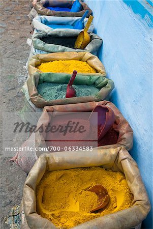 Pigments et épices à vendre dans la Kasbah, Chefchaouen, Province de Chefchaouen région Tanger-Tétouan, Maroc Pigments et épices à vendre dans la Kasbah, Chefchaouen, Province de Chefchaouen région Tanger-Tétouan, Maroc