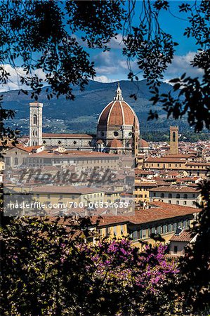 Vue de la Basilique de Santa Maria del Fiore entourée de Branches d'arbres, Florence, Toscane, Italie