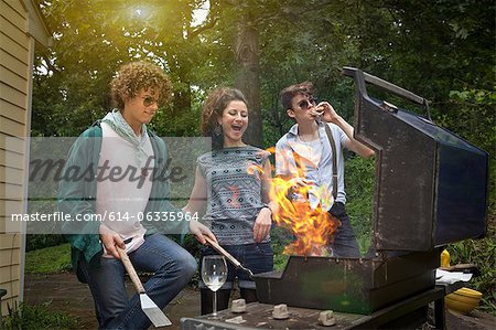 Jeunes adultes amis bénéficiant d'un barbecue de jardin