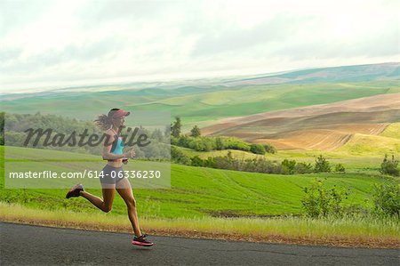Junge Frau läuft in der Landschaft des Palouse Hills, Washington, USA